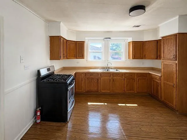 3 bed, 2.0 bath, 750 sqft, $1,700 — Photo 4