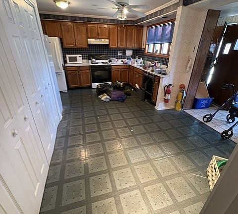 4th image of 1045 W Grant Dr