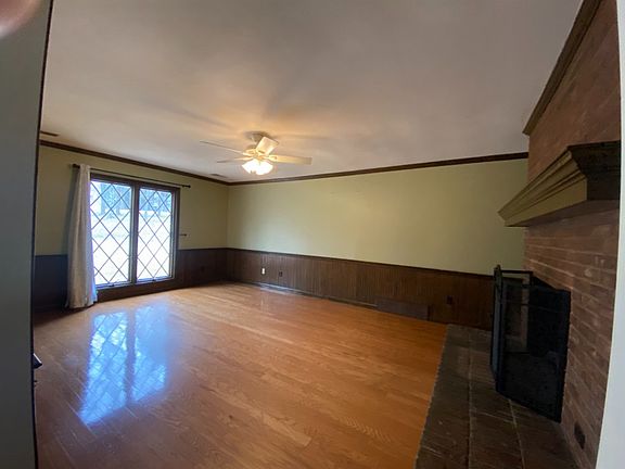 5th image of 7100 Country Oak Dr