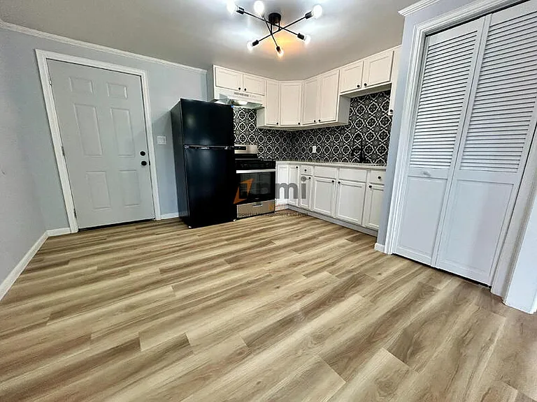 2925 Silverbrook Ave — Photo 6