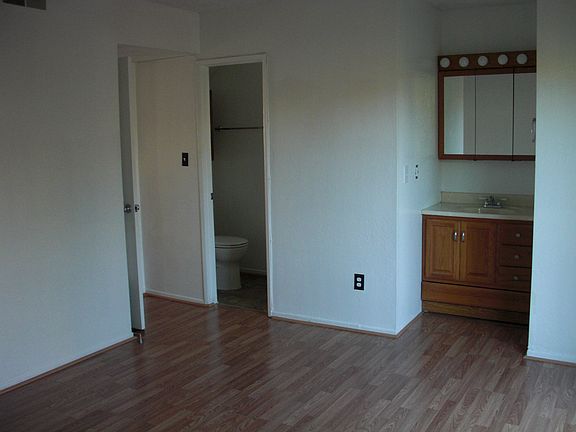 5th image of 553 2nd St #House