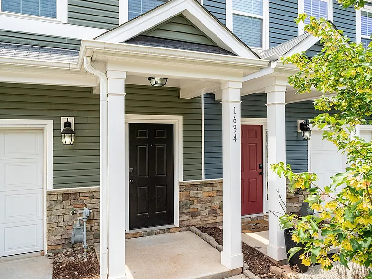 1634 Holly Grove Way — Photo 3