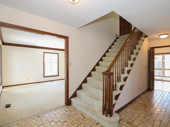 3rd image of 9049 Winthrop Dr