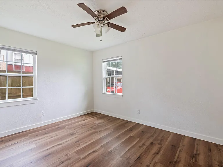 504 Burke Rd — Photo 9