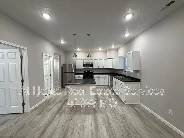 805 S Douglas Ave — Photo 3