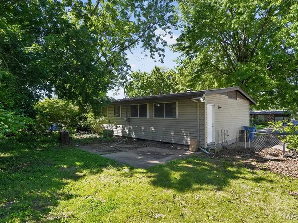 10236 Tanner Dr, Saint Louis, MO 63136