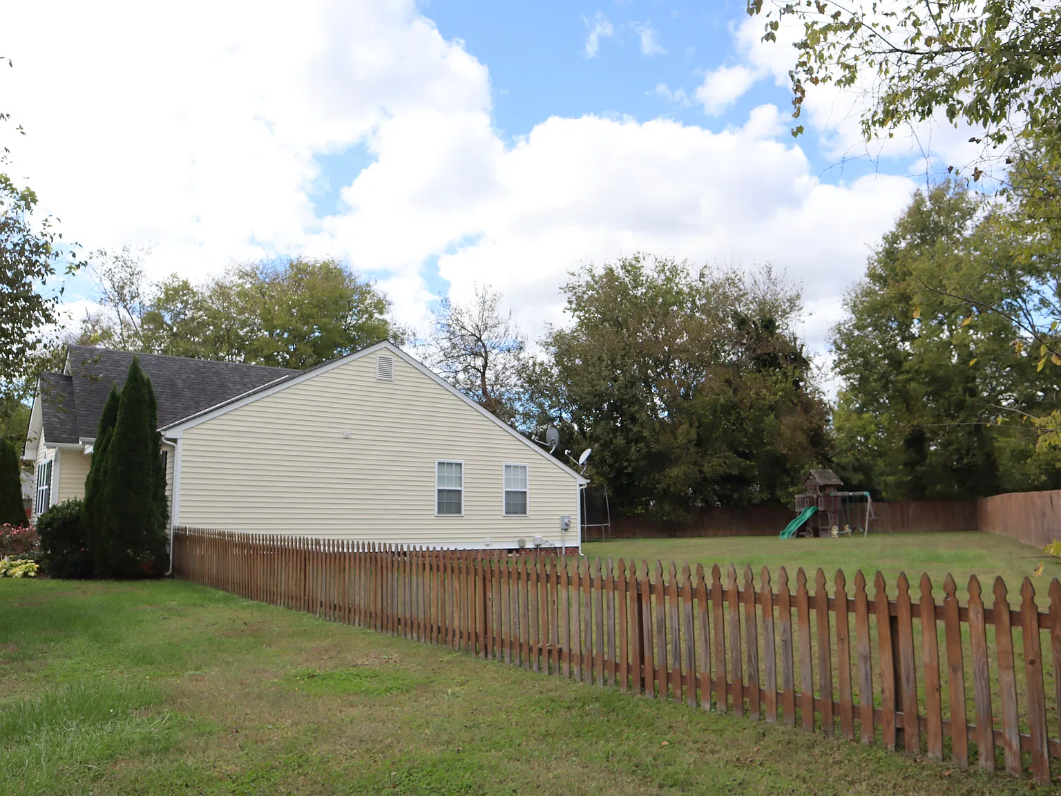3 bed, 1331 sqft, $2,500 — Photo 2