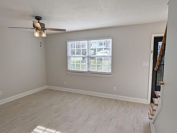 4th image of 1002 Willow Dr APT 25-1