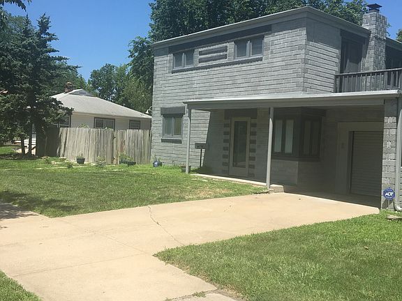 4th image of 900 Thurston St