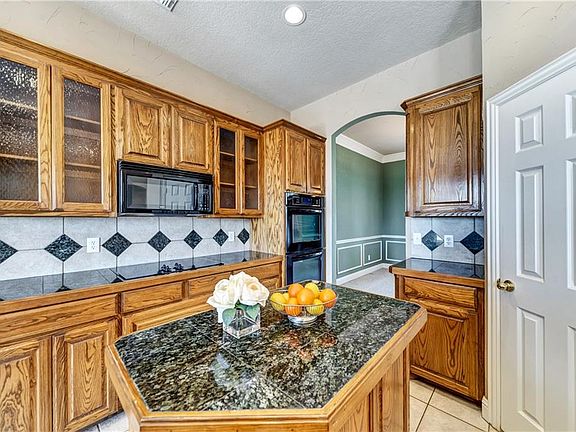 3rd image of 925 Chalk Hill Ln