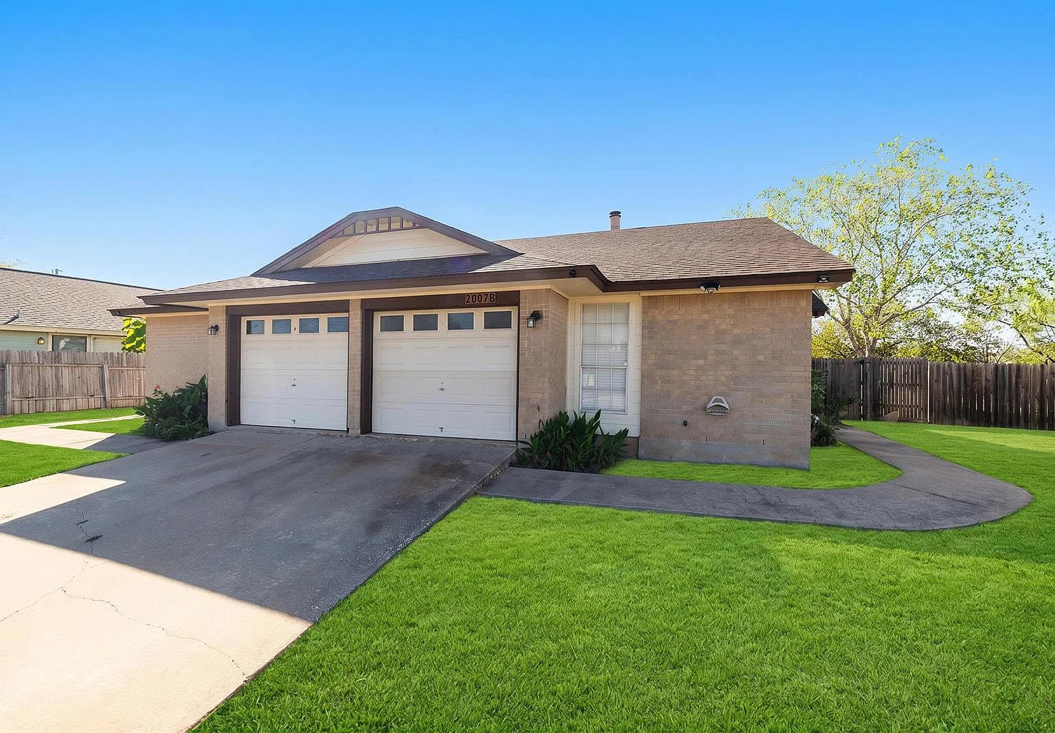 3 bed, 2.0 bath, 2045 sqft, $1,575 — Photo 2