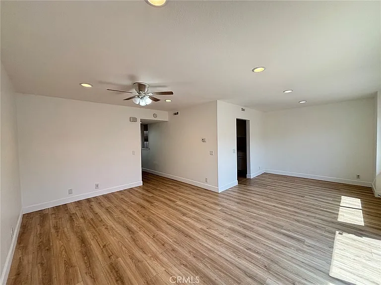 4646 Larwin Ave — Photo 12
