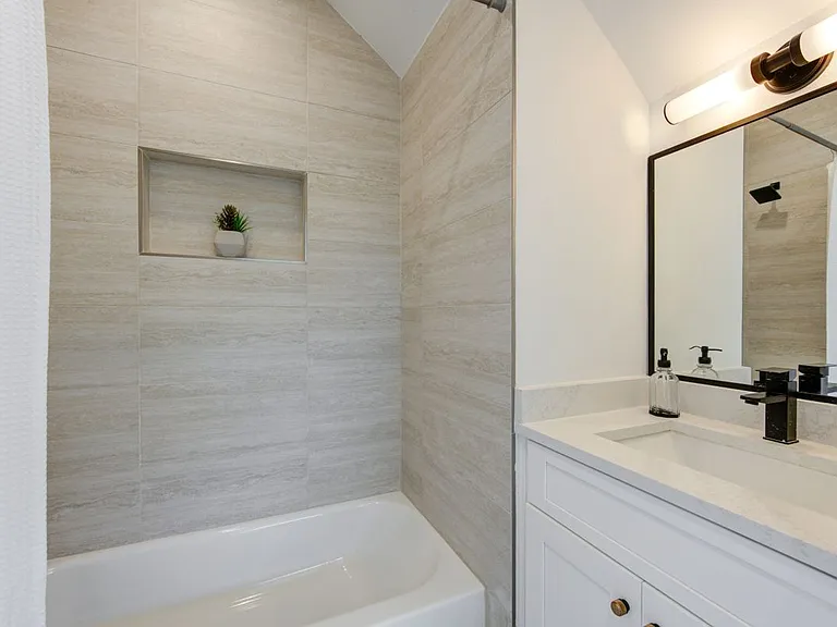 2310 Reinerman St — Photo 45