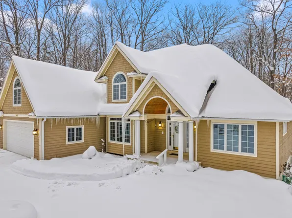 7607 Kingfisher Ct, Gaylord, MI 49735