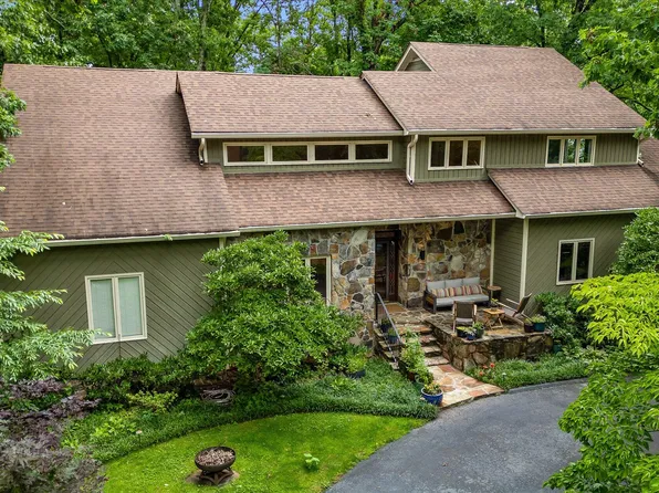 10 Pebble Ln, Signal Mountain, TN 37377