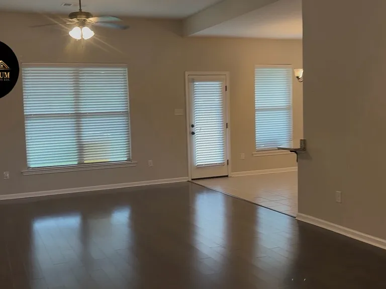 611 Elwick Dr — Photo 2