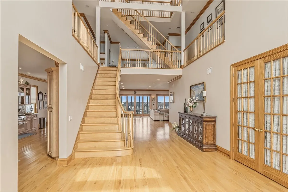 Bayfront Post-Modern Gem on Dune Road — Photo 4