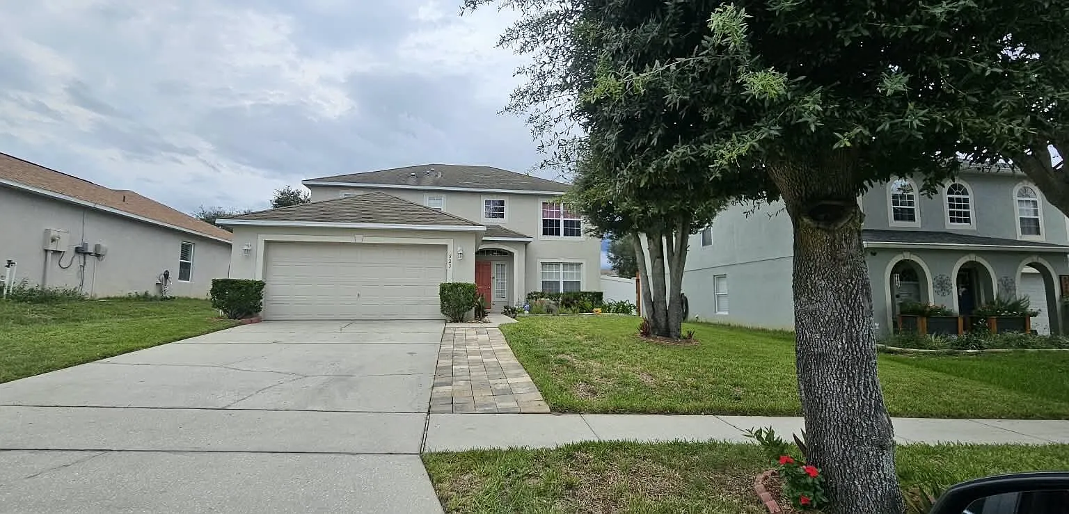 4 bed, 2.5 bath, 2200 sqft, $2,300 — Photo 2
