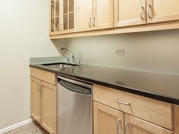 4th image of 30 W 63rd St APT 12T