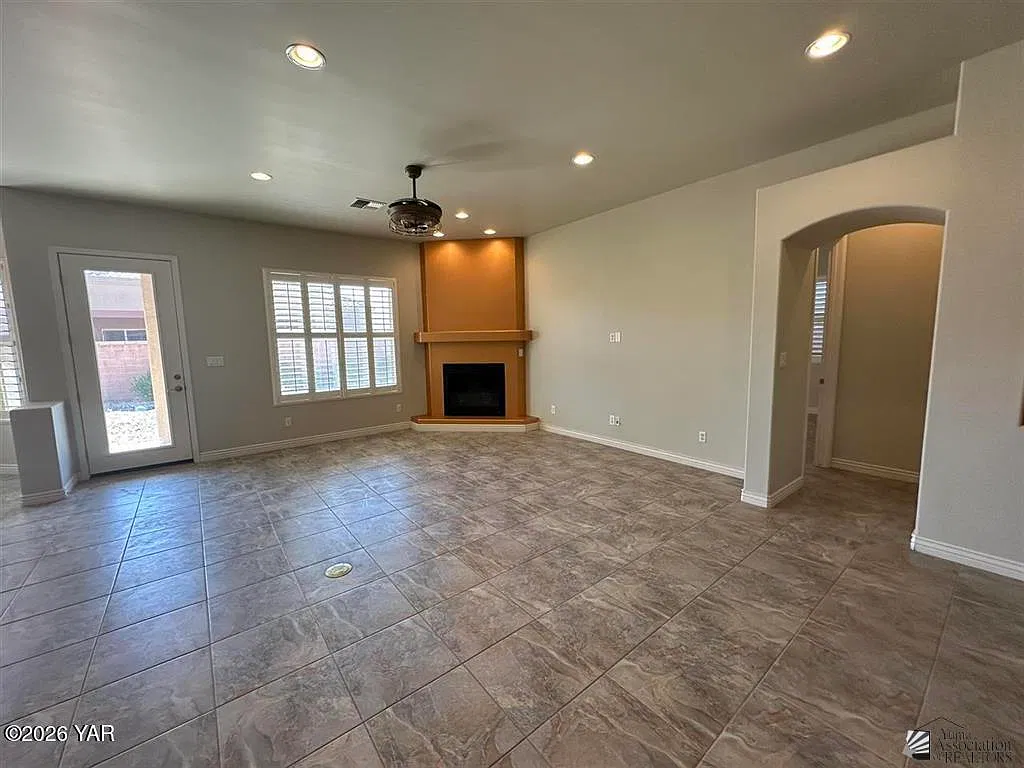 3 bed, 2.5 bath, 1964 sqft, $2,200 — Photo 4