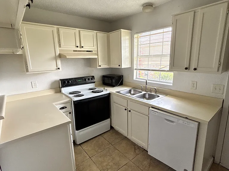 804 Saint Andrews Ct — Photo 18