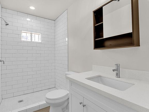 4th image of 325 N 17th Dr #B