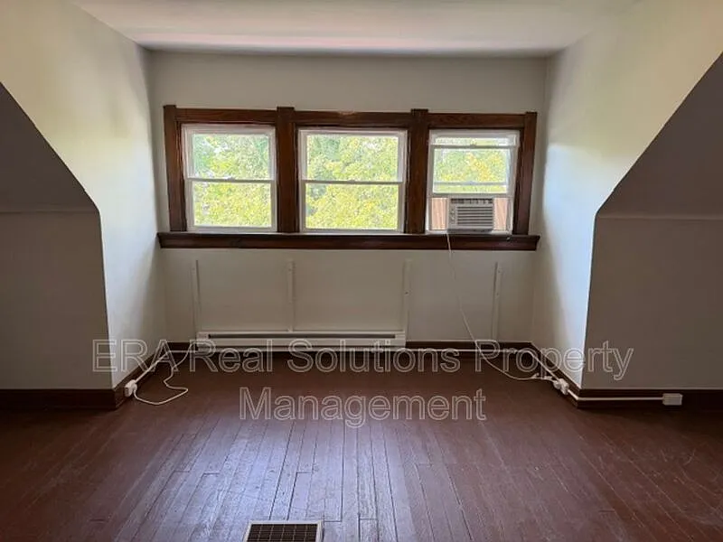 2 bed, 1.0 bath, $1,200 — Photo 3