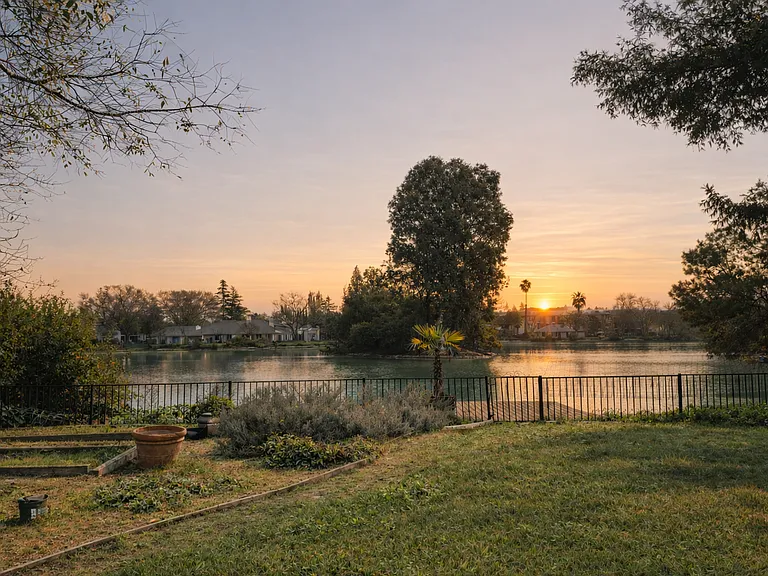 1118 Marina Cir — Photo 21