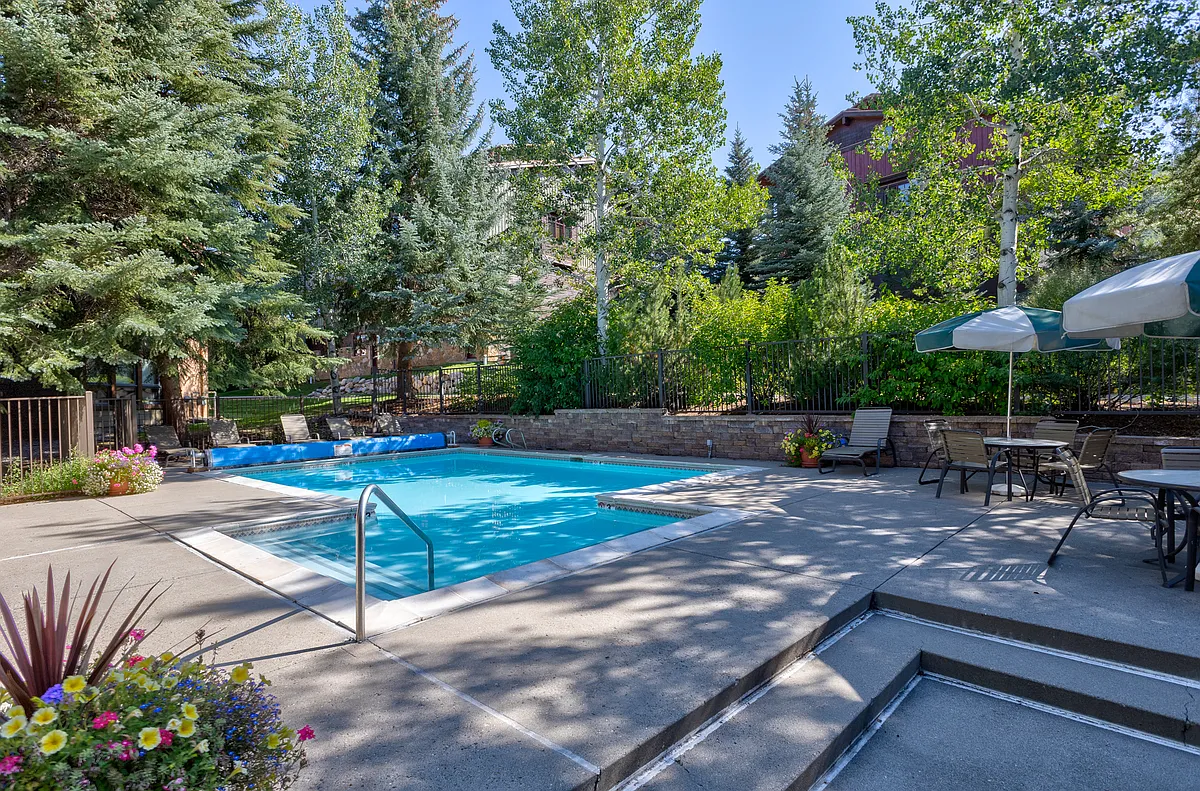 Year Round Heated Pool - 2700 Village Dr #F-101