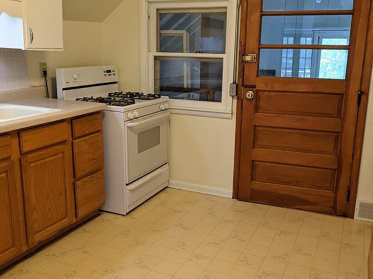 1906 E Mifflin St #2 — Photo 8