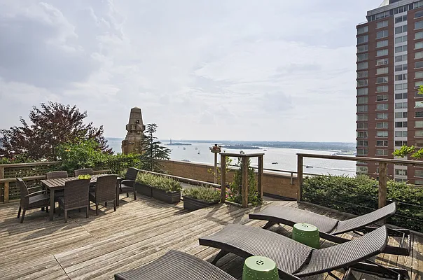 Rented by The Moinian Group | media 22