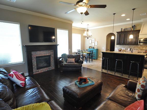 2nd image of 605 Lindsey Ln