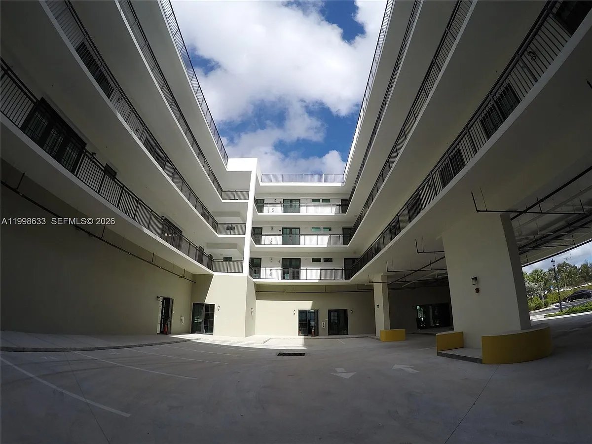 Building Photo - 4100 SW 64th Ave #409