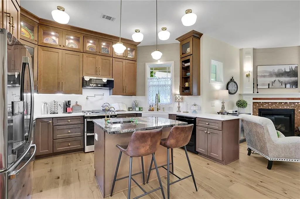 3 bed, 2.0 bath, 1905 sqft, $3,800 — Photo 4