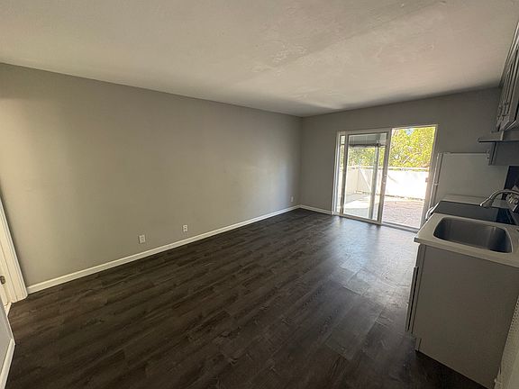3rd image of 844 Edgehill Dr APT 1A
