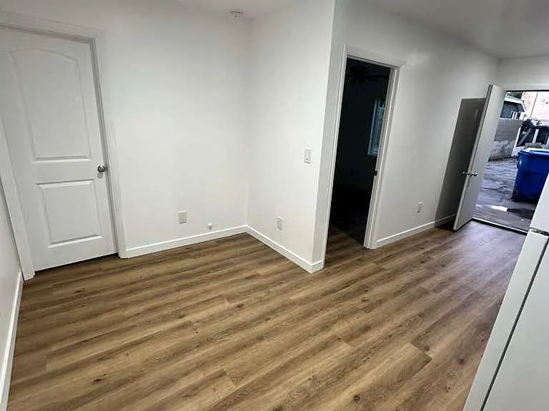 8829 Darby Ave — Photo 4