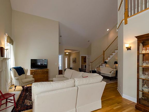 5th image of 1041 Crestwood Cir