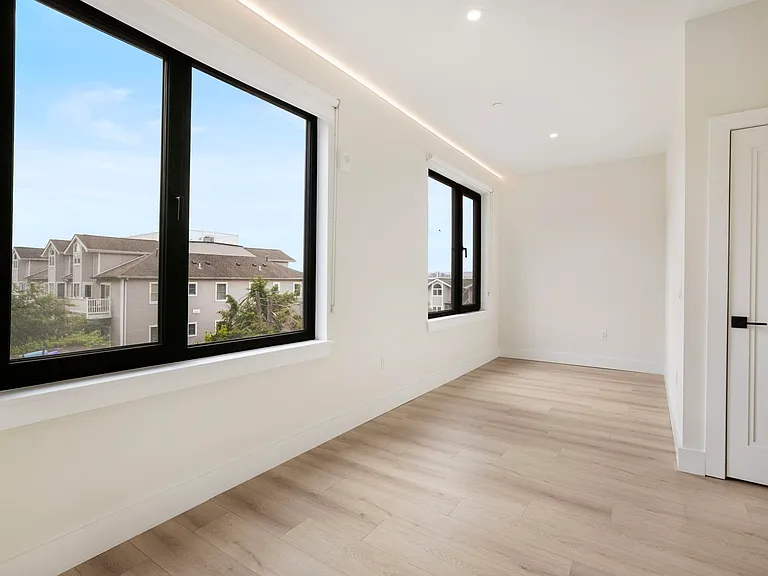 4525 Bergenwood Ave #207 — Photo 8