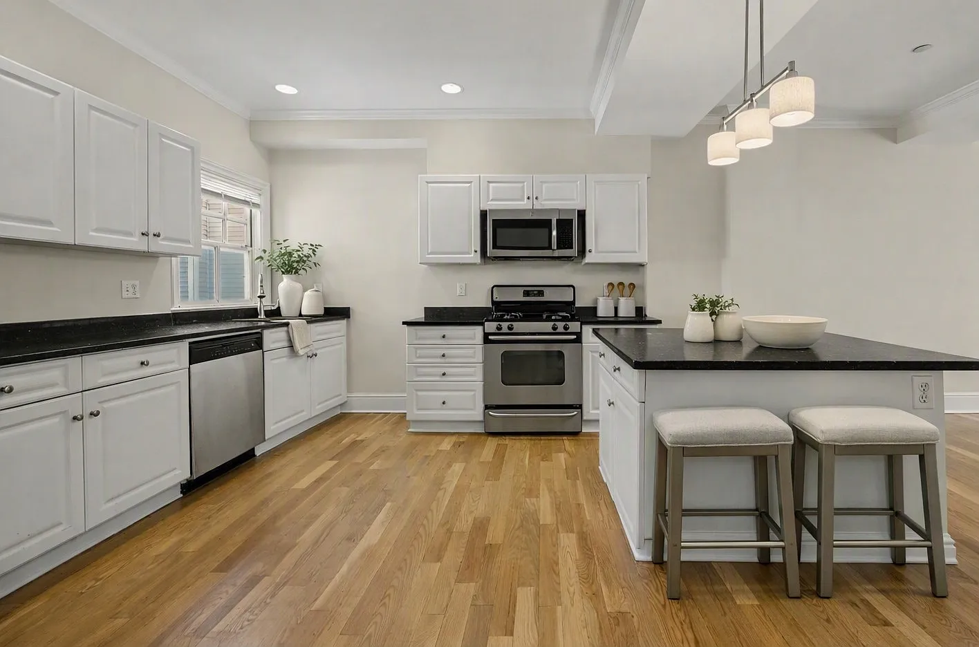 3 bed, 2.5 bath, 2275 sqft, $4,350 — Photo 3
