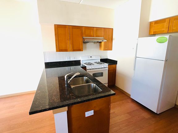 4th image of 2322 S Canal St Unit 305