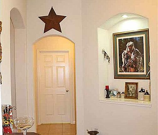 Art Niche in the Entry. Great for displaying family photos or art work.