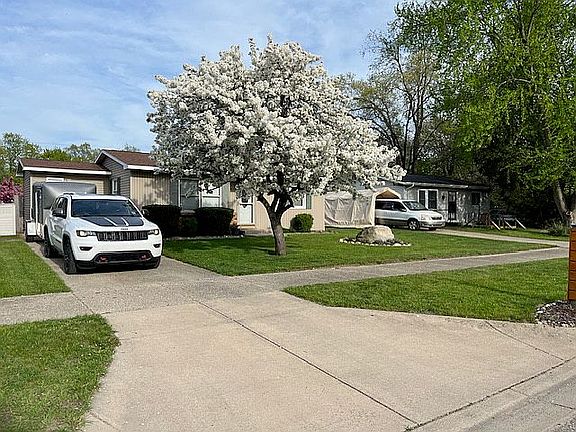 4th image of 221 S Dekrafft Ave