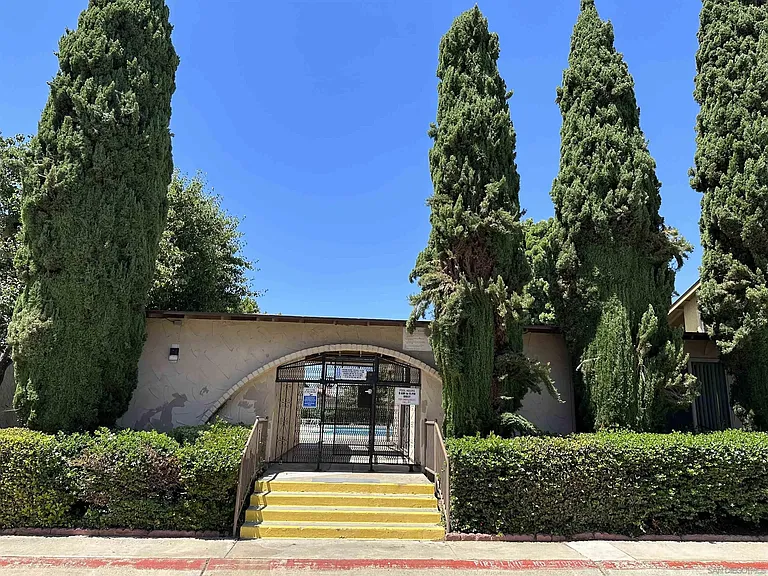 1450 Melrose Ave #103 — Photo 32