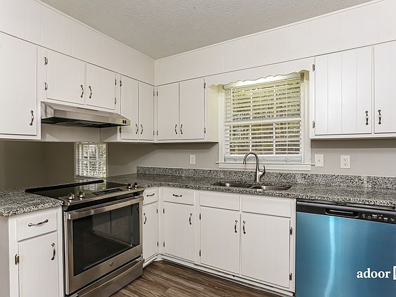 3rd image of 3653 Fairlane Dr