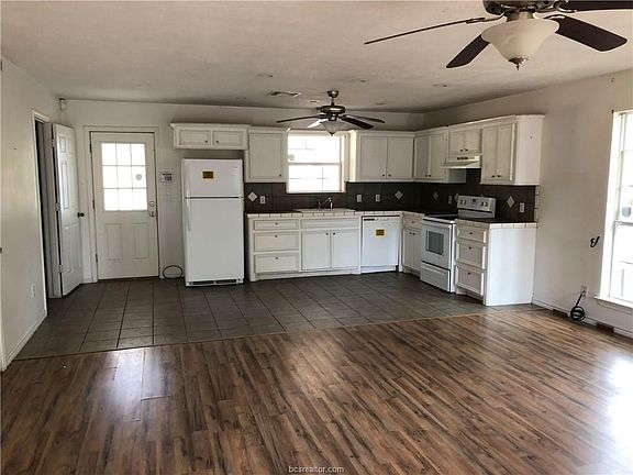 2nd image of 305 Live Oak Trl