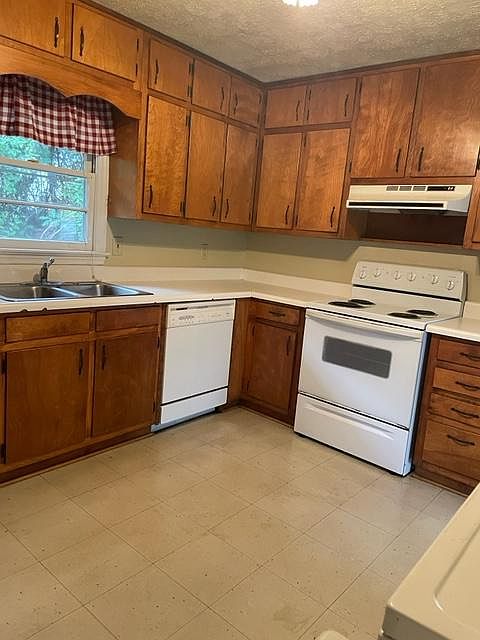 2nd image of 220 W Lake Dr