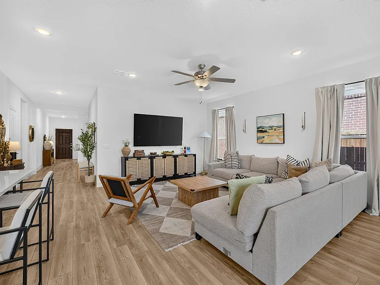 1109 Nathan Ln — Photo 12