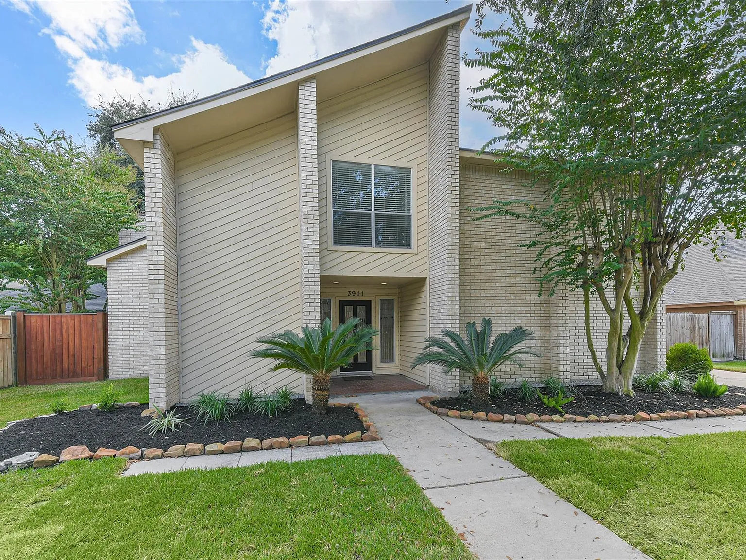 4 bed, 3.5 bath, 3676 sqft, $3,200 — Photo 2