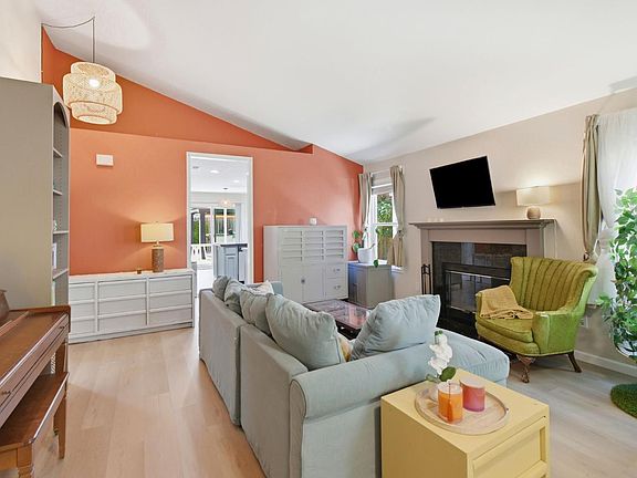 5th image of 804 Sapphire Cir