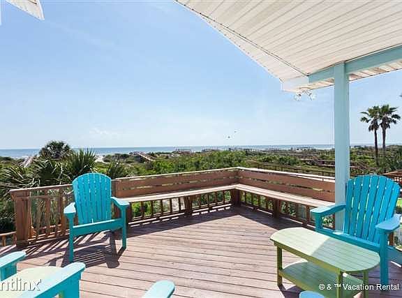 The 2nd floor waraparound deck with sweeping ocean views